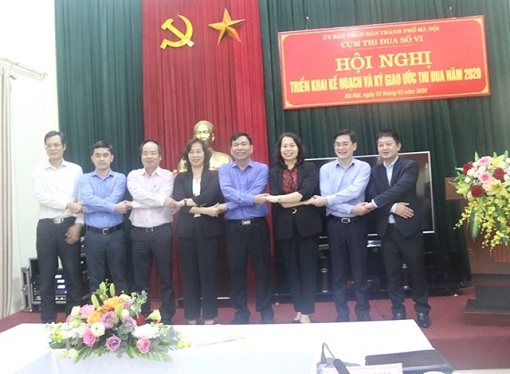 Đại diện lãnh đạo các đơn vị và lãnh đạo Ban Thi đua Khen thưởng Thành phố bắt tay  giao ước thi đua